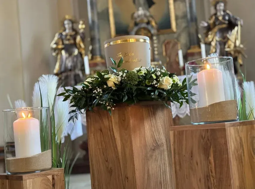 Blumenschmuck und Kerzen bei einer Trauerfeier